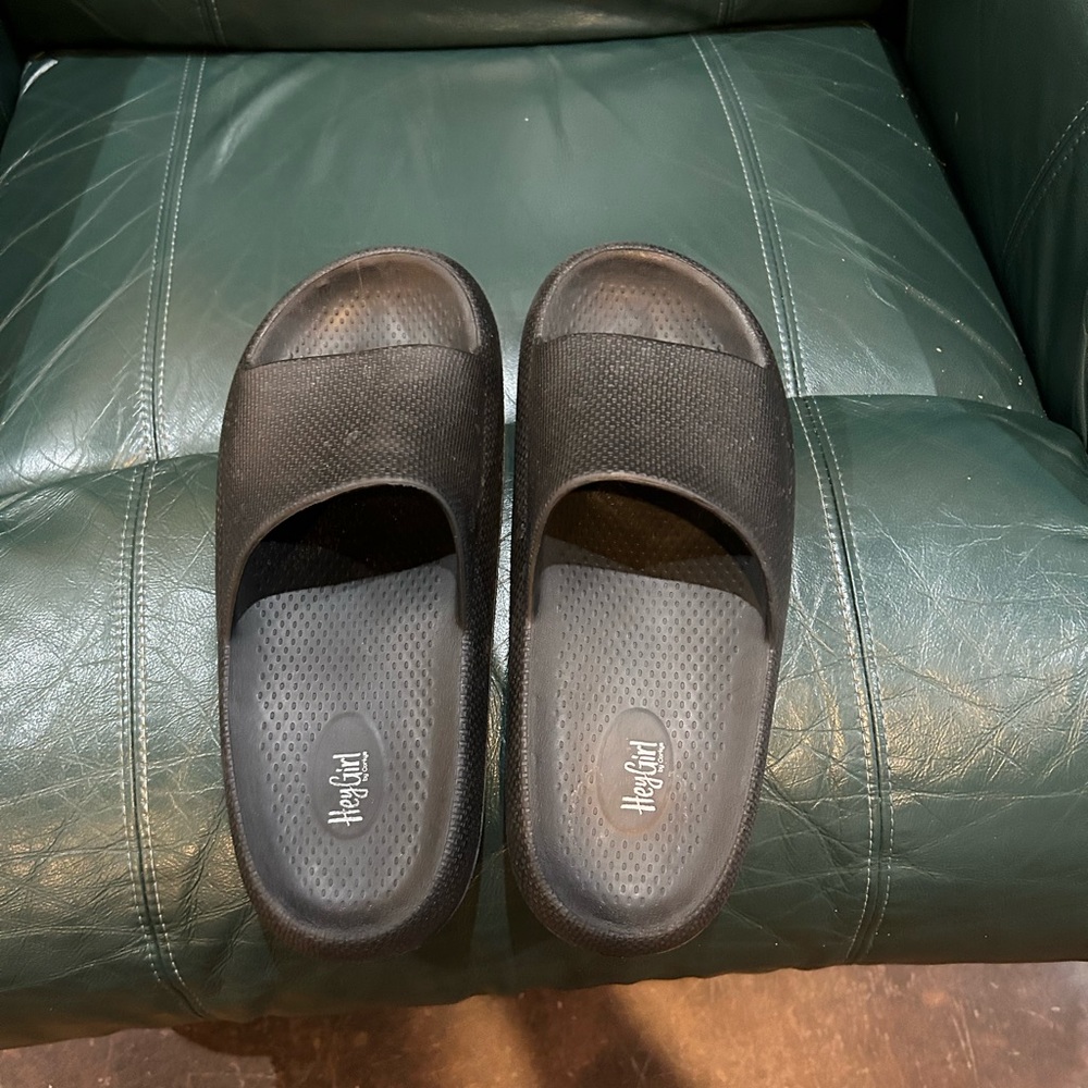 Hey girl black flip flops